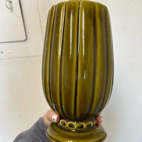 Vintage Green McCoy pottery vase - Picture 2 of 5